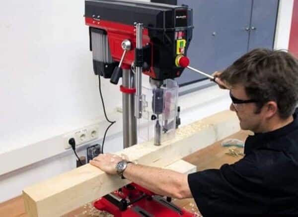 Découvrez notre test détaillé de la perceuse à colonne Einhell TE-BD 750 E : caractéristiques, puissance, avantages et inconvénients pour bien choisir votre perceuse. 