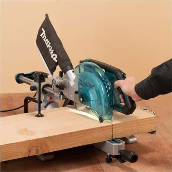 Test détaillé de la scie radiale Makita LS0816F 1200W avec lame Ø216mm. Découvrez les performances, avantages et inconvénients de ce modèle professionnel. 