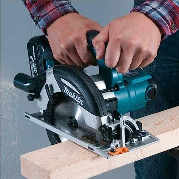 Découvrez notre test détaillé de la scie circulaire Makita DHS630Z 18V Ø165 mm : puissance, précision et avis d'expert pour vos travaux de menuiserie.