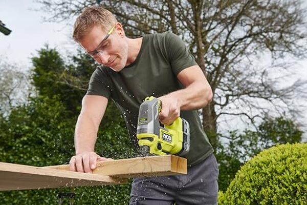 Découvrez notre test détaillé de la scie sauteuse Ryobi RJS18BL-0 : précision, puissance et qualité pour vos projets de découpe. Avis complet et conseils d'utilisation.