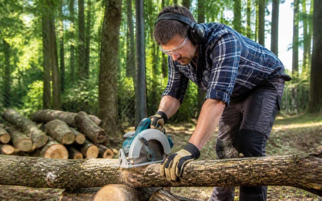 Scie circulaire pour bois de chauffage : comment bien la choisir et l'utiliser en toute sécurité