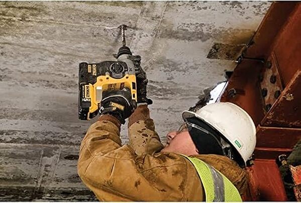 Découvrez notre test détaillé du perforateur Dewalt DCH273NT-XJ avec batterie XR 18V. Performances, caractéristiques et avis d'expert pour choisir le meilleur outil de forage. 
